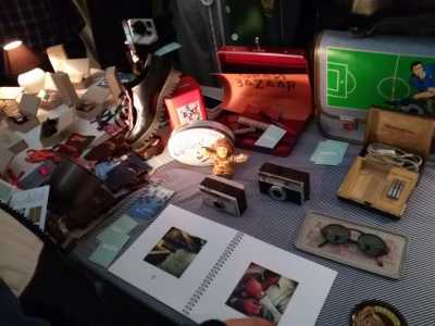 Altri articoli vintage in esposizione: in primo piano macchine e album fotografici